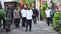 Jokowi mengecek langsung pelaksanaan kebijakan PPKM Mikro di RW 01 Kelurahan Rawasari Kecamatan Cempaka Putih. (Dokumentasi: Fotografer Pribadi Presiden, Agus Suparto).