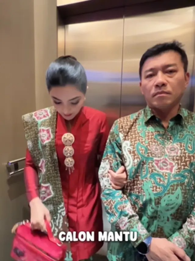 Model Batik Sarimbit Ashanty dan Anang di Wisuda Sarah Menzel