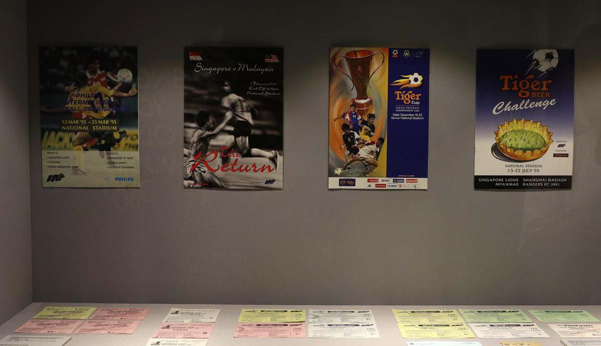 Tiket dan poster turnamen sepak bola di Singapura juga menjadi koleksi Museum Olah Raga Singapura. (Bola.com/Arief Bagus)