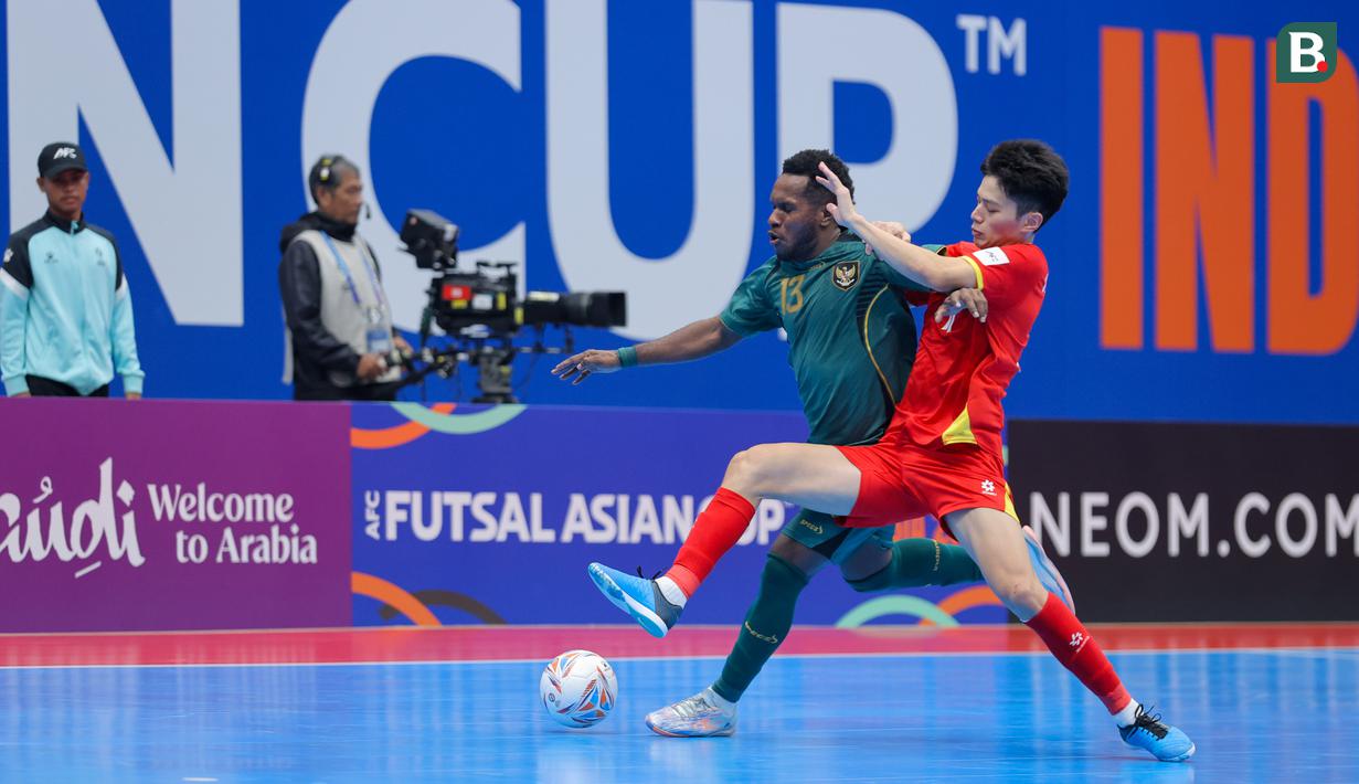Pemain Timnas Futsal Indonesia, Wendy Brian berebut bola dengan pemain Vietnam, Vu Ngoc Anh dalam laga perempat final Piala Asia Futsal 2026 di Indonesia Arena, Senayan, Jakarta, Selasa (03/02/2026). (Bola.com/Bagaskara Lazuardi)