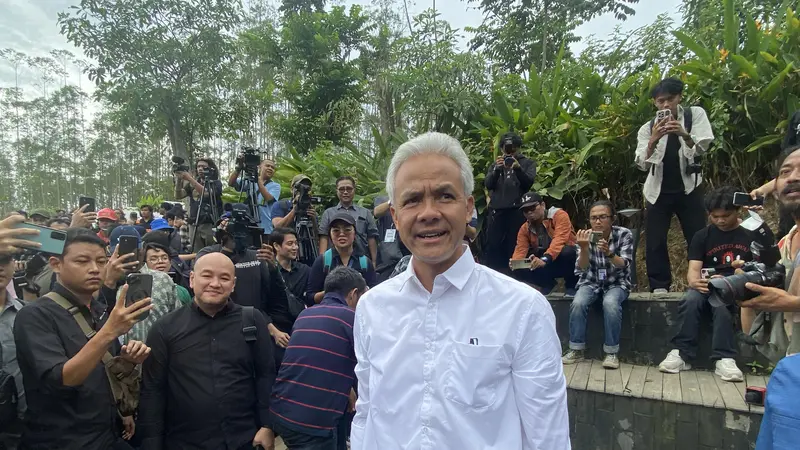 Calon presiden (capres) Ganjar Pranowo mengunjungi Ibu Kota Nusantara (IKN) pada Kamis (7/12/2023).