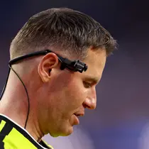 Wasit Danny Makkelie menggunakan RefCam saat memimpin laga Grup D Piala Dunia 2026 yang mempertemukan tuan rumah Amerika Serikat versus Paraguay di Los Angeles Stadium. (Richard HEATHCOTE / GETTY IMAGES NORTH AMERICA / Getty Images via AFP)