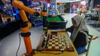 Pengunjung bermain catur melawan robot di Robopark Indonesia, Pluit Village Mall, Jakarta, Selasa (25/06/2024). (merdeka.com/Arie Basuki)