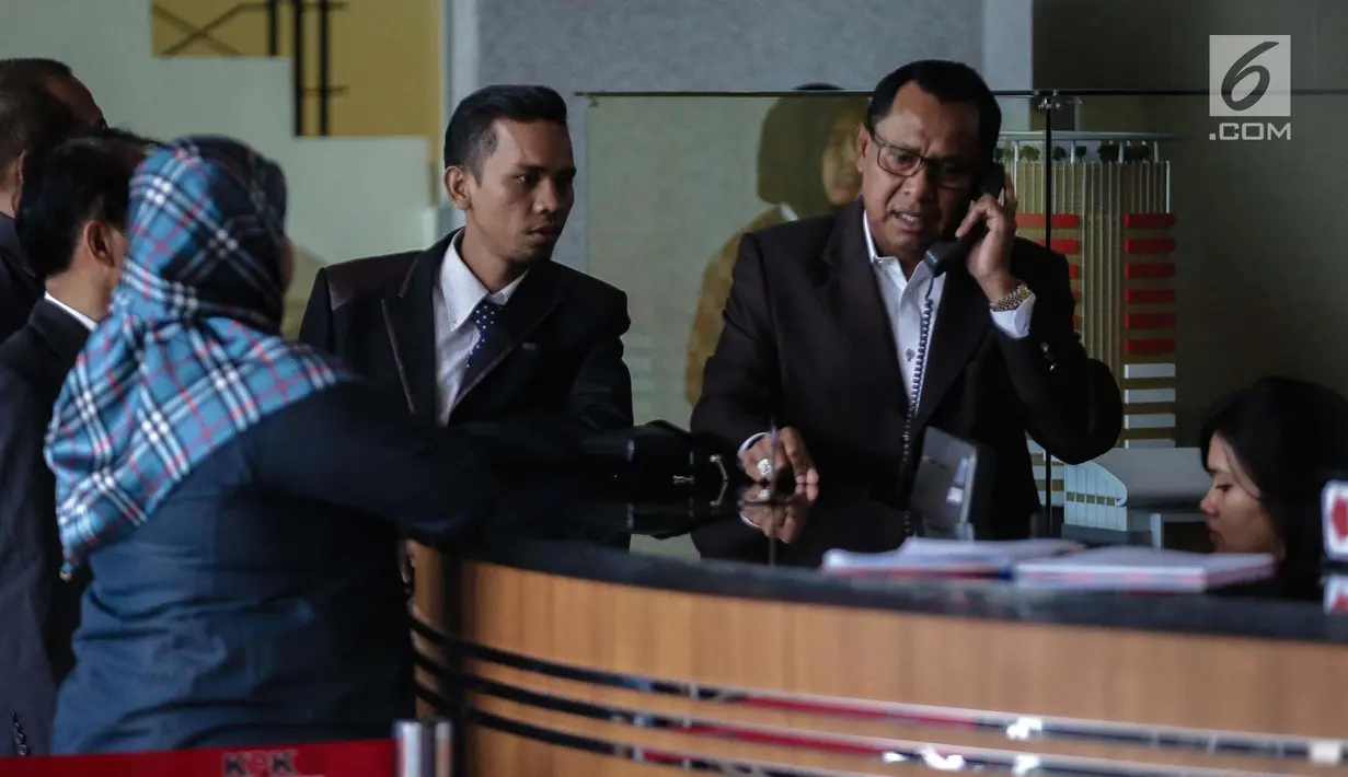 Kuasa hukum Fredrich Yunadi, Sapriyanto Refa bersama beberapa rekannya berada di dalam gedung KPK, Jakarta, Jumat (12/1). Sapriyanto Refa membantah kliennya menghindari panggilan KPK. (Liputan6.com/Faizal Fanani)