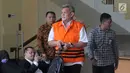 Panitera pengganti PN Jakarta Timur Muhammad Ramadhan usai menjalani pemeriksaan lanjutan di Gedung KPK, Jumat (1/3). Ramadhan terlibat dalam kasus dugaan suap gugatan perdata pembatalan perjanjian akuisisi PT CLM oleh PT APMR. (Merdeka.com/Dwi Narwoko)