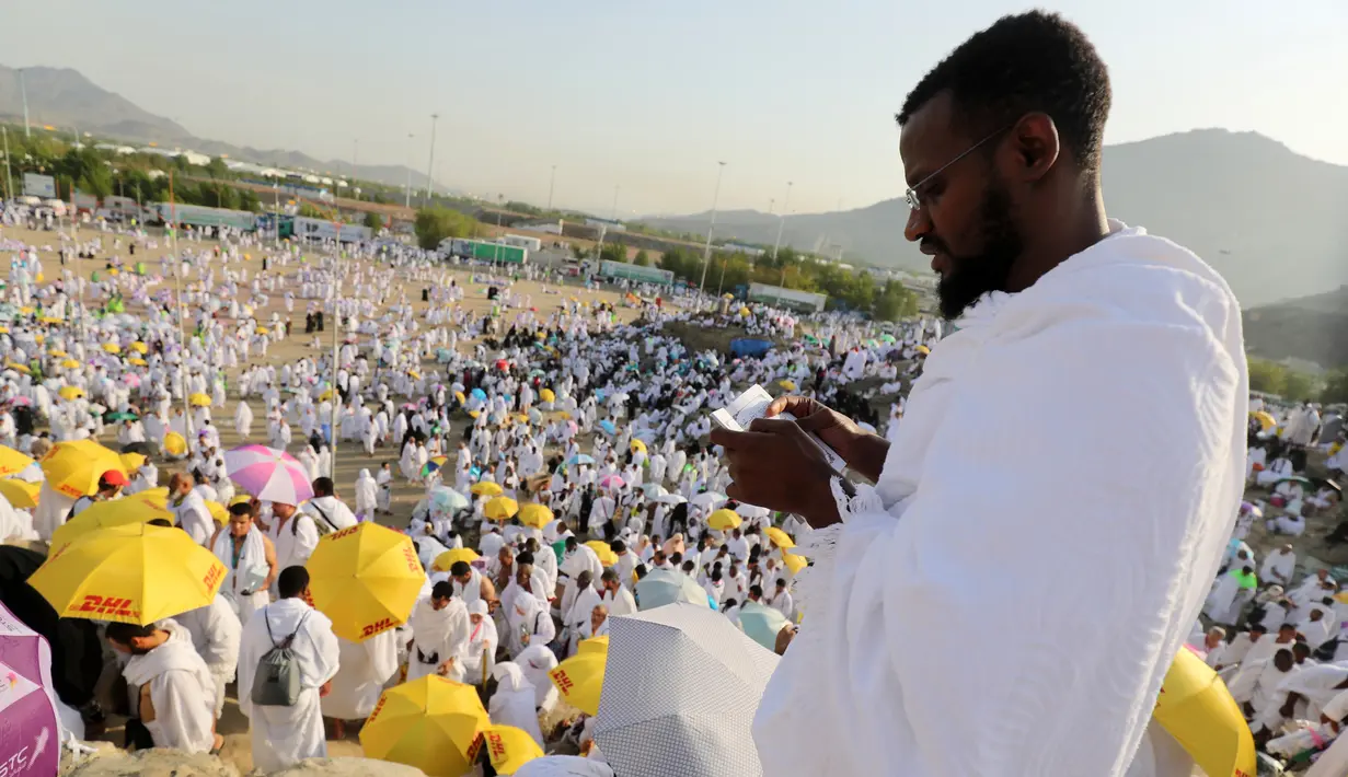 Jemaah calon haji berdoa saat berada di Bukit Jabal Rahmah untuk menjalani wukuf di luar kota suci Mekah, Arab Saudi (30/8).  Puncak ibadah haji ditandai dengan pelaksanaan wukuf di Arafah. (AFP Photo / Ahmad Al-Rubaye)