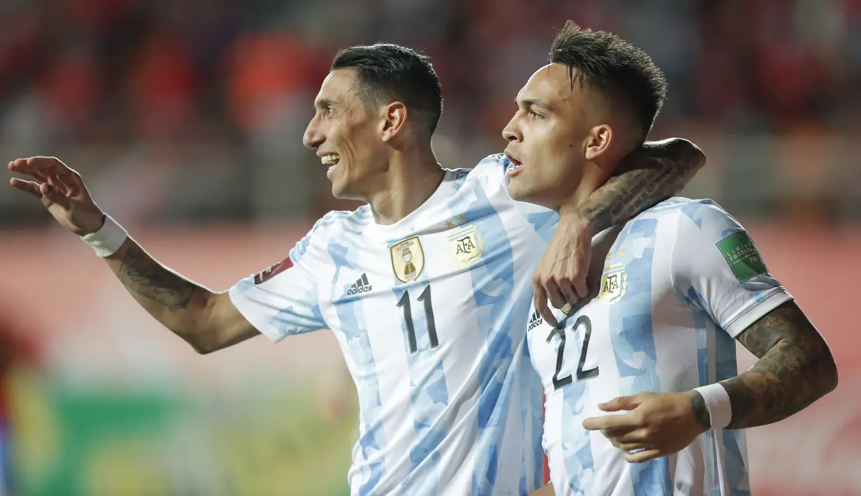 Bermain tanpa Lionel Messi yang terdampak virus Corona, Argentina yang telah memastikan lolos ke putaran final Piala Dunia 2022 berhasil menang 2-1 atas tuan rumah Cile, Jumat (28/1/2022) pagi WIB. Kedua gol Albiceleste dicetak Angel Di Maria dan Lautaro Martinez. (AP/Pool/Javier Torres)