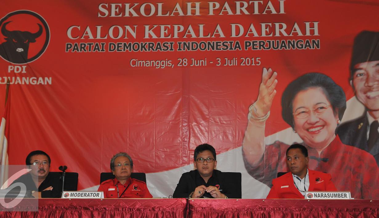 Sekjen PDIP, Hasto Kristianto (kedua kanan) mengikuti acara penutupan sekolah khusus calon kepala daerah, Jawa Barat, Jumat (3/7/2015). Sekolah partai berlangsung sejak 28 Juni hingga 3 Juli 2015 dihadiri 114 orang calon. (Liputan6.com/Herman Zakharia)