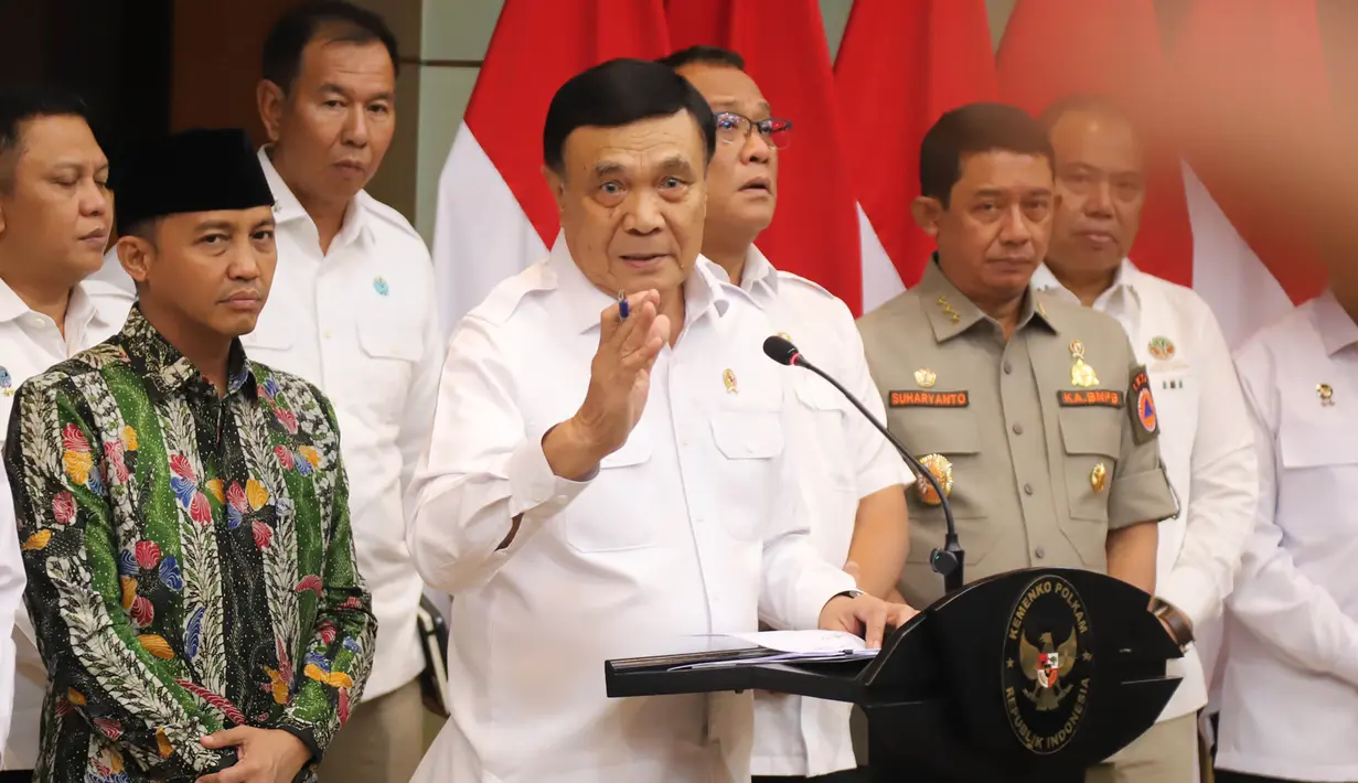 Menteri Koordinator Bidang Politik dan Keamanan (Menko Polkam) Djamari Chaniago didampingi Menteri Kehutanan Raja Juli Antoni,  Menteri Lingkungan Hidup M Jumhur Hidayat dan Kepala Badan Nasional dan Penanggulangan Bencana Letjen TNI Suharyanto saat jumpa pers usai rapat koordinasi (rakor) penanganan kebakaran hutan dan lahan (karhutla) di Jakarta, 10 Agustus 2026. (KLY/Arie Basuki)