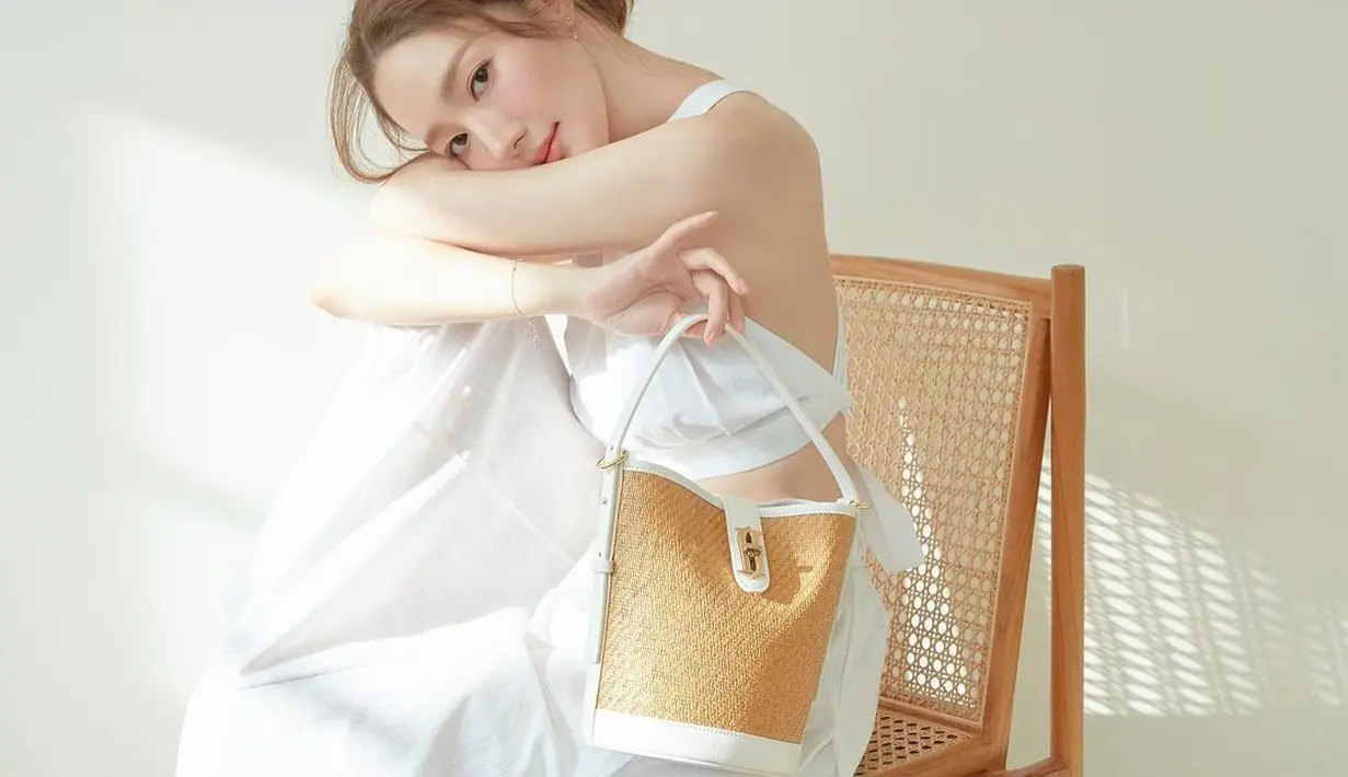 Park Min Young dengan cepolan rambut yang khas ada di drakor. Di sini ia membiarkan beberapa helai rambut di bagian depannya terlepas untuk membingkai wajahnya dengan lebih baik. Foto: Instagram.