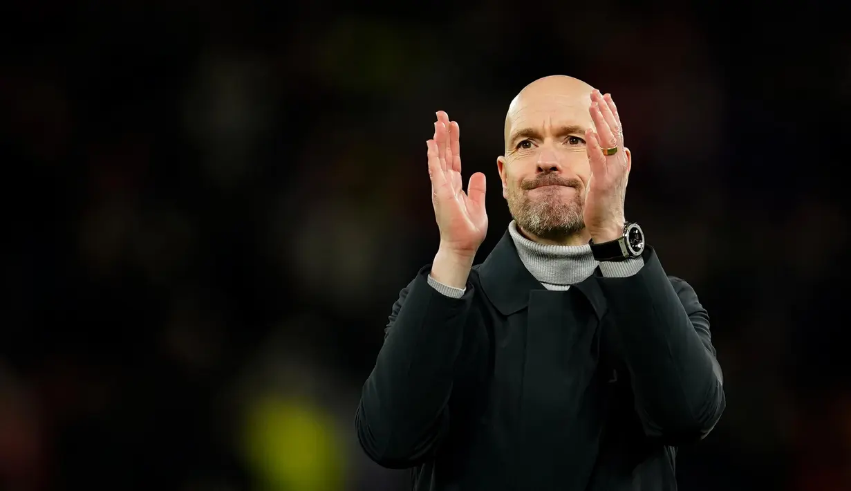 Pelatih Kepala Manchester United Erik Ten Hag bertepuk tangan kepada para penggemar di akhir pertandingan sepak bola leg kedua playoff Liga Europa antara Manchester United dan Barcelona di Stadion Old Trafford di Manchester, Inggris, Kamis, 23 Februari 2023. Manchester United menang dengan skor 2-1. (AP Photo/Dave Thompson)