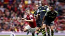 Jack Wilshera duel dengan Geoff Cameron pada pertandingan Liga Premier Inggris antara Arsenal vs Stoke City di Stadion Emirates, London (22/09/2013). (AFP/Adrian Dennis)