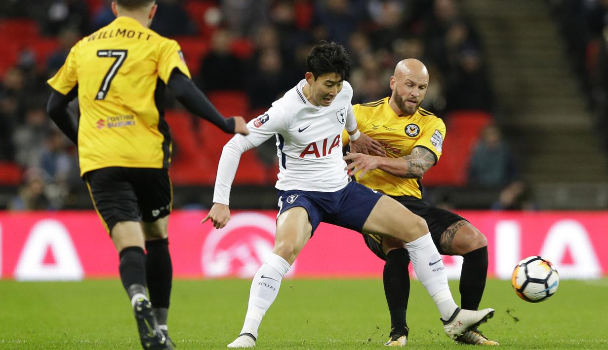 Pemain Tottenham, Son Heung-min (tengah) berusaha keluar dari kepungan dua pemain Newport pada laga Piala FA di Wembley Stadium, London, (7/2/2018). Tottenham menang 2-0. (AP/Alastair Grant)