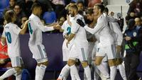 Pemain Real Madrid merayakan gol yang berhasil dicetak oleh Sergio Ramos saat melawan Levante dalam pertandingan Liga Spanyol melawan Levante di stadion Ciutat de Valencia di Valencia (3/2). (AFP Photo/Jose Jordan)