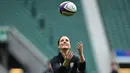 Kate Middleton, Duchess of Cambridge, bermain rugby saat sesi pelatihan tim rugby Inggris di Stadion Twickenham, London (2/2/2022). Kate akan bertemu dengan anggota regu putra dan putri menjelang Kejuaraan Enam Negara dan Piala Dunia Wanita di Selandia Baru pada musim gugur. (AFP/Justin Tallis)
