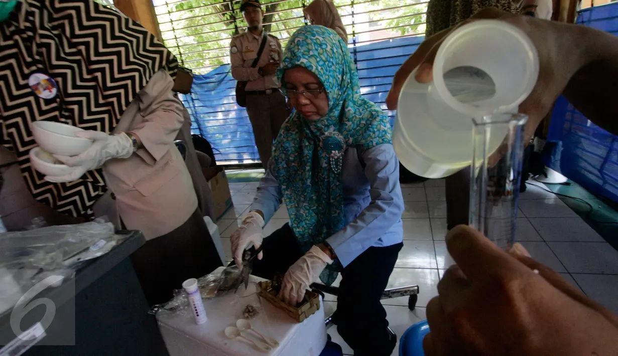 Petugas mengambil sampel ikan untuk di uji laboratorium, di pasar Beringharjo, Yogyakarta, (7/6). Pada bulan bakti karantina dan mutu hasil perikanan, petugas melakukan pemeriksaan untuk menghindari beredarnya ikan berformalin. (Liputan6.com/Boy Harjanto)