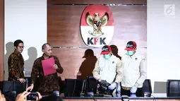 Penyidik KPK menunjukkan barang bukti uang Rp 100 Juta dari OTT Bupati Purbalingga disaksikan Ketua KPK Agus Rahardjo dan juru bicara KPK Febri Diansyah di Gedung Merah Putih KPK, Kuningan, Jakarta, Selasa (5/6). (Liputan6.com/Herman Zakharia)