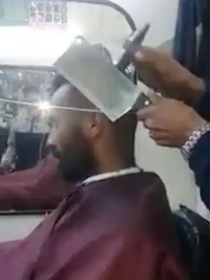 [Bintang] Perlu Nyali, Barber Ini Pangkas Rambut Pakai Pisau Daging!