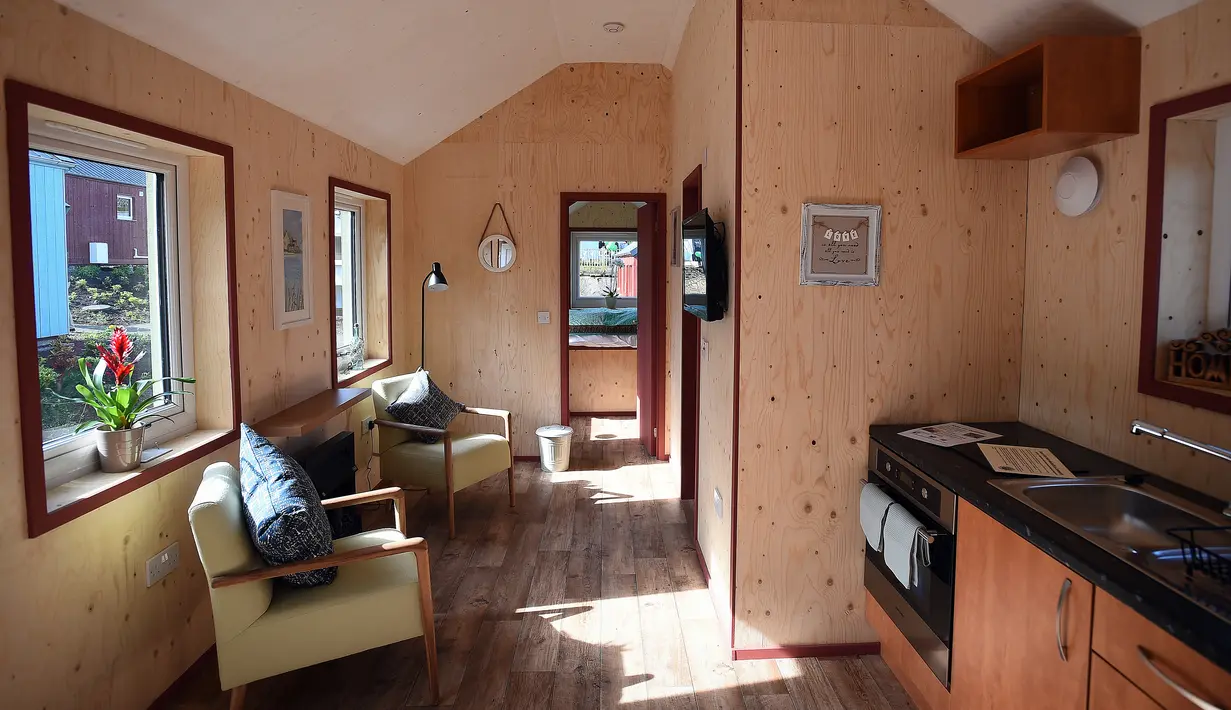 Interior rumah NestHouse pada peluncuran proyek Social Bite Village di Edinburgh, Skotlandia, 17 Mei 2018. Warga hunian akan tinggal selama 12 bulan dan hidup dalam lingkungan terkelola di mana mereka dapat belajar keterampilan baru. (AFP/Andy Buchanan)