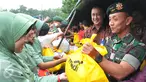 Pangkostrad Letjend TNI Mulyono (kanan) melayani pembeli dalam bazar murah menyambut Idul Fitri 1436 H, di Lapangan Kostrad, Jakarta, Selasa (7/7/2015). Bazar ini dikhususkan bagi para prajurit dan PNS di lingkungan Kostrad. (Liputan6.com/Herman Zakharia)