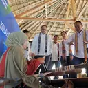 Menolak Menyerah pada Bencana, Perajin Desa Sade Mulai Menenun Lagi