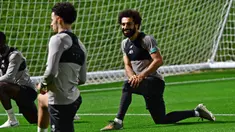 Pemain Liverpool Mohamed Salah (kanan) dan Curtis Jones berlatih jelang menghadapi Monterrey pada babak semifinal Piala Dunia Antarklub di Qatar University Stadium, Doha, Senin (16/12/2019). Liverpool akan menghadapi Monterrey pada 18 Desember 2019. (Giuseppe CACACE/AFP)