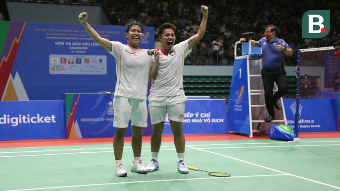 Pasangan Indonesia, Apriyani Rayahu/Siti Fadia, melakukan selebrasi usai menaklukkan wakil Thailand, Benyapa Aimsaard/Nuntakarn Aimsaard, pada laga final cabang olahraga bulutangkis SEA Games 2021 di Bacqiang Gymnasium, Minggu (22/5/2022). Indonesia menang dengan skor 21-17 dan 21-14. (Bola.com/Ikhwan Yanuar)