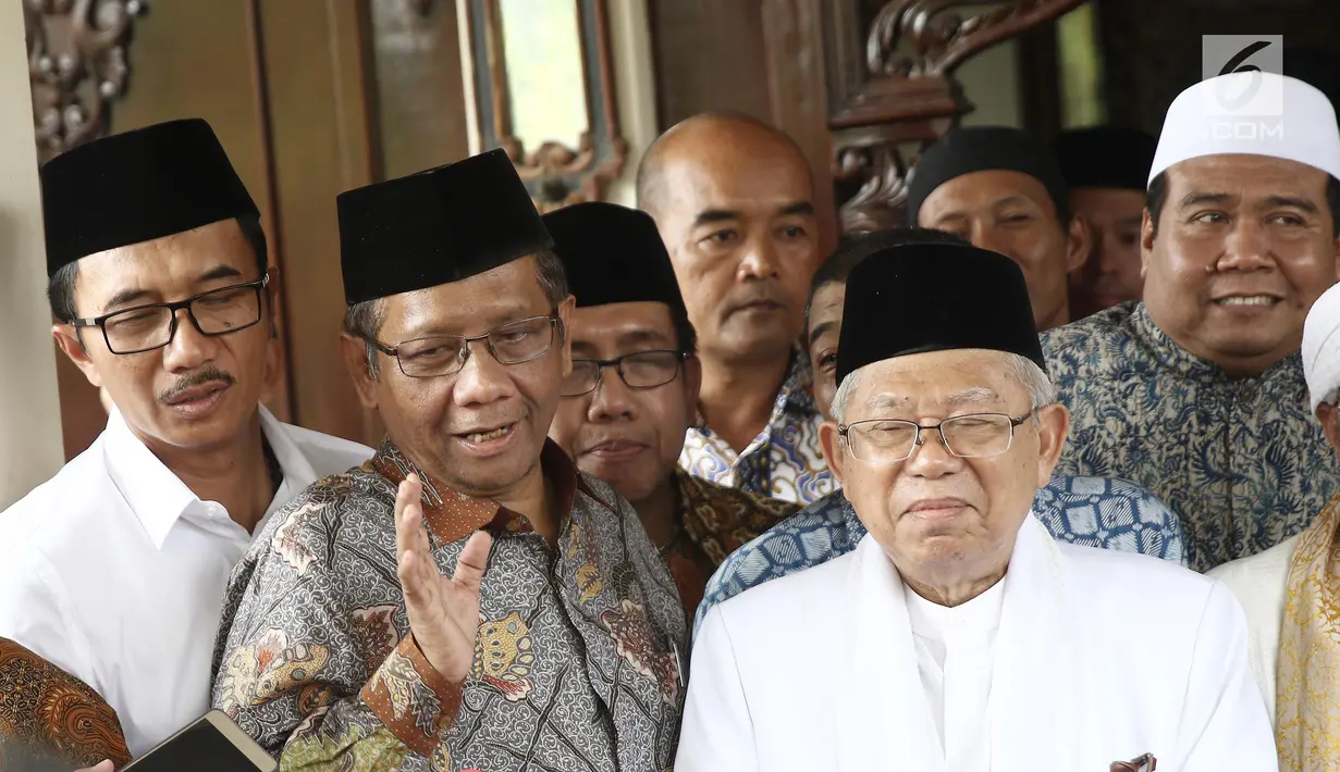 Mantan ketua MK Mahfud MD (tengah) memberi keterangan usai melakukan pertemuan dengan cawapres nomor urut 01 Ma'ruf Amin (kanan) dan istri Gus Dur, Sinta Nuriyah di kawasan Ciganjur, Jakarta, Rabu (26/9). (Liputan6.com/Herman Zakharia)