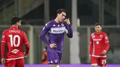 Penyerang Fiorentina, Dusan Vlahovic (tengah) berselebrasi usai mencetak gol ke gawang Sampdoria pada pertandingan lanjutan Liga Serie A Italia di stadion Artemio Franchi di Firenze, Italia (30/11/2021). Fiorentina menang atas Sampdoria 3-1. (Massimo Paolone/LaPresse via AP)
