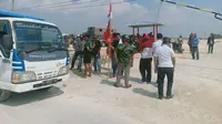 Warga memperotes pengurukan sawah oleh PT SAG di Tuban. (Ahmad Adirin/Liputan6.com).