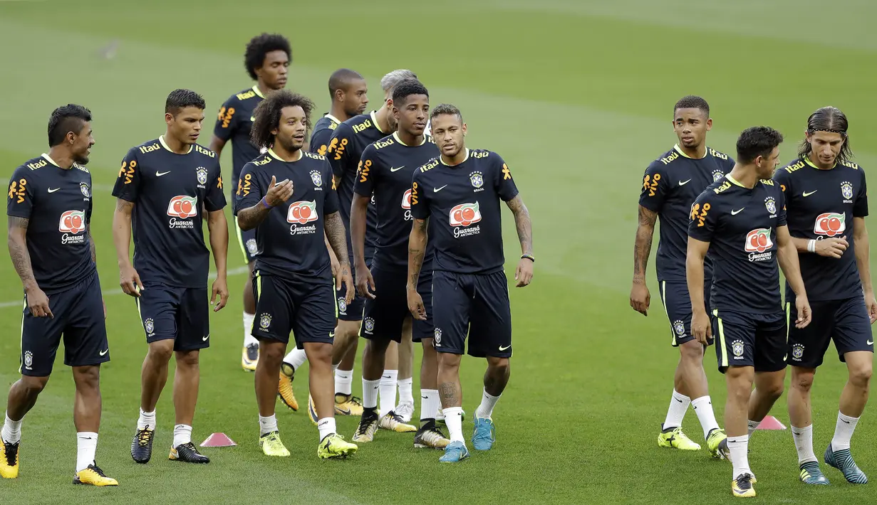 Para pemain Brasil mengikuti sesi latihan bersama timnas Brasil jelang laga kualifikasi piala dunia 2018 di Porto Alegre, Brasil, Selasa (29/8/2017). Brasil akan berhadapan dengan Ekuador. (AP/Andre Penner)