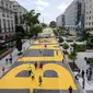 Mural Black Lives Matter dilukiskan dalam huruf-huruf besar berwarna kuning di 16th Street yang mengarah ke Gedung Putih di Washington DC, sebagai bentuk dukungan dan solidaritas. (Photo credit: Khalid Naji-Allah/Executive Office of the Mayor via AP)