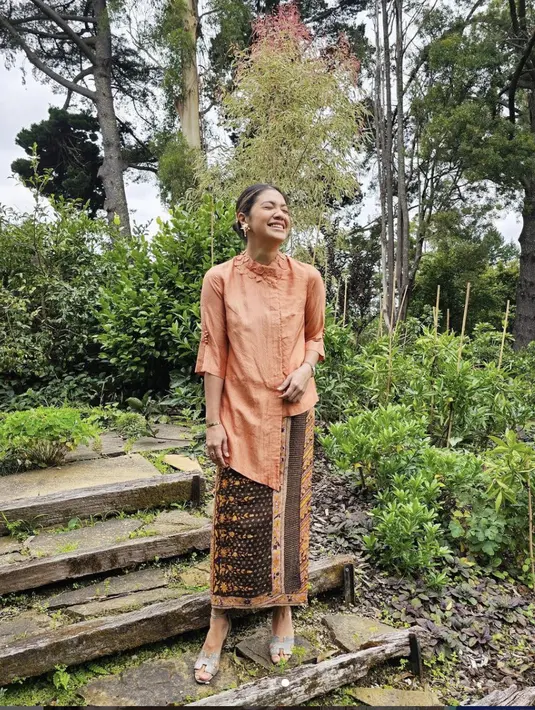 Franka Makarim tampil sederhana namun tetap elegan dengan kebaya encim asimetris yang unik. Terlihat nyaman dan penuh gaya, inspirasi berkebayanya kali ini cocok untuk disontek. [Foto: Instagram/ Franka Makarim]
