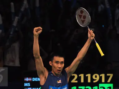Tunggal putra Malaysia, Lee Chong Wei mengangkat tangan usai menumbangkan Jan O Jorgensen (Denmark) di final BCA Indonesia Open 2016, Jakarta, Minggu (5/6/2016). Lee Chong Wei unggul 17-21, 21-19, 21-17. (Liputan6.com/Helmi Fithriansyah)