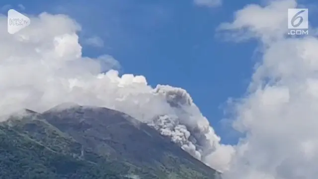 Gunung api Gamalama di Pulau Ternate, Maluku Utara (Malut), Kamis (4/10/2018), pukul 11.52 WIT atau 09.52 WIB meletus dengan mengeluarkan asap berwarna putih.