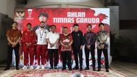 Skuad Timnas Indonesia mendapat dukungan moral sebelum berlaga di Piala Asia 2023. Kedutaan Besar RI di Qatar menyelenggarakan jamuan makan malam untuk Timnas Indonesia yang akan berlaga di Piala Asia 2023 di Wisma Duta, Doha, Qatar, Rabu (10/1/2024) malam waktu setempat. Acara yang hanya berlangsung sekitar satu setengah jam tersebut di hadiri oleh Duta Besar RI untuk Qatar, Ridwan Hassan, tokoh masyarakat dan perwakilan suporter yang tergabung dalam Ultras Garuda Qatar (UGQ). Piala Asia 2023 sendiri akan berlangsung mulai 12 Januari hingga 12 Februari di Qatar. (Dok. Kedubes RI Qatar)