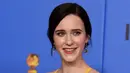 Rachel Brosnahan tersenyum saat berpose dengan penghargaan Aktris Terbaik dalam Serial televisi, Komedi atau Musikal untuk serial "The Marvelous Mrs. Maisel" selama 76th Golden Globe Awards di Beverly Hills, California (7/1). (AP Photo/Jordan Strauss)