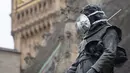 Sebuah masker terpasang pada wajah patung Oliver Cromwell di luar Gedung Parlemen di London, Senin (18/4). Aksi yang dilakukan oleh aktivis lingkungan Greenpeace itu untuk memprotes kualitas polusi udara di kawasan tersebut. (Leon NEAL/AFP)