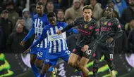 Jack Grealish dari Manchester City, kanan depan, berebut bola dengan pemain Brighton Carlos Baleba selama pertandingan sepak bola Liga Premier Inggris antara Brighton dan Manchester City di Stadion Falmer di Brighton, Inggris, Kamis, 25 April 2024. (AP Photo/Kin Cheung )