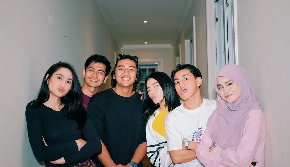 Syifa Hadju berperan sebagai wanita berhijab bernama Saleha, penampilan kekasih El Rumi dengan hijabnya ini sukses bikin pangling karena auranya kian terpancar. Dari foto kebersamaan tersebut, Ratu Rafa dan Sarah Felicia juga bintangi sinetron tersebut. Keduanya merupakan artis muda pendatang baru yang tak lepas dari perhatian karena akting apiknya di sinetron Saleha. (Liputan6.com/IG/@rey_bong26)