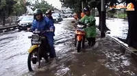 [VIDEO] Jalan Cempaka Putih-Senen Banjir, `Panen` Motor Mogok