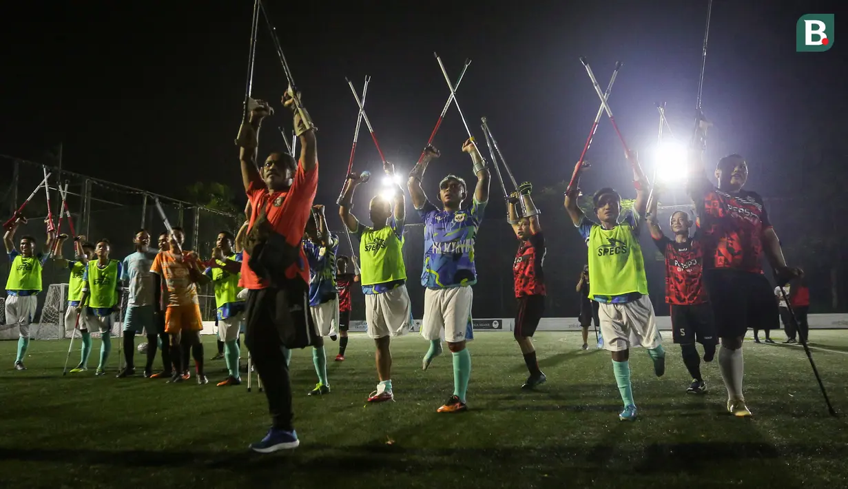 Pemain Timnas Sepak Bola Amputasi Indonesia dan pemain Persaj Jakarta memberikan salam penghormatan untuk para suporter yang telah hadir pada laga uji coba untuk persiapan Piala Dunia Amputasi 2022 di Serenia Hills Mini Soccer, Jakarta Selatan, Senin (08/08/2022). Garuda INAF menang dengan skor 13-0. (Bola.com/Bagaskara Lazuardi)