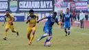 Pemain Persib Bandung, Zulham Zamrun (kanan) berebut bola dengan pemain Persiba Balikpapan, Hanif Abdurrauf pada lanjutan Torabika SC 2016  di Stadion Wibawa Mukti, Cikarang, Sabtu (1/10/2016). (Bola.com/Nicklas Hanoatubun)