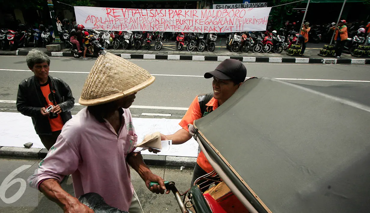 Juru parkir melakukan aksi dengan membagikan nasi bungkus di Jalan Malioboro,Yogyakarta, Jumat (11/3). Dalam aksinya mereka meminta dukungan kepada pengguna jalan yang melintas dan menuntut kejelasan relokasi yang bernurani. (Liputan6.com/Boy Harjanto)