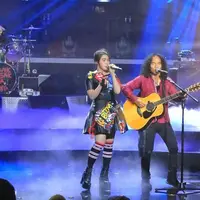 Keluar genre musik dan berduet dengan Slank, Via Vallen: Nyaman Aja sih.