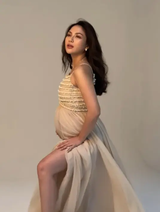 Ia kenakan dress A-line bertali dengan rok tulle tinggi dan detail fringe mini di bagian dada [@cherryjks]