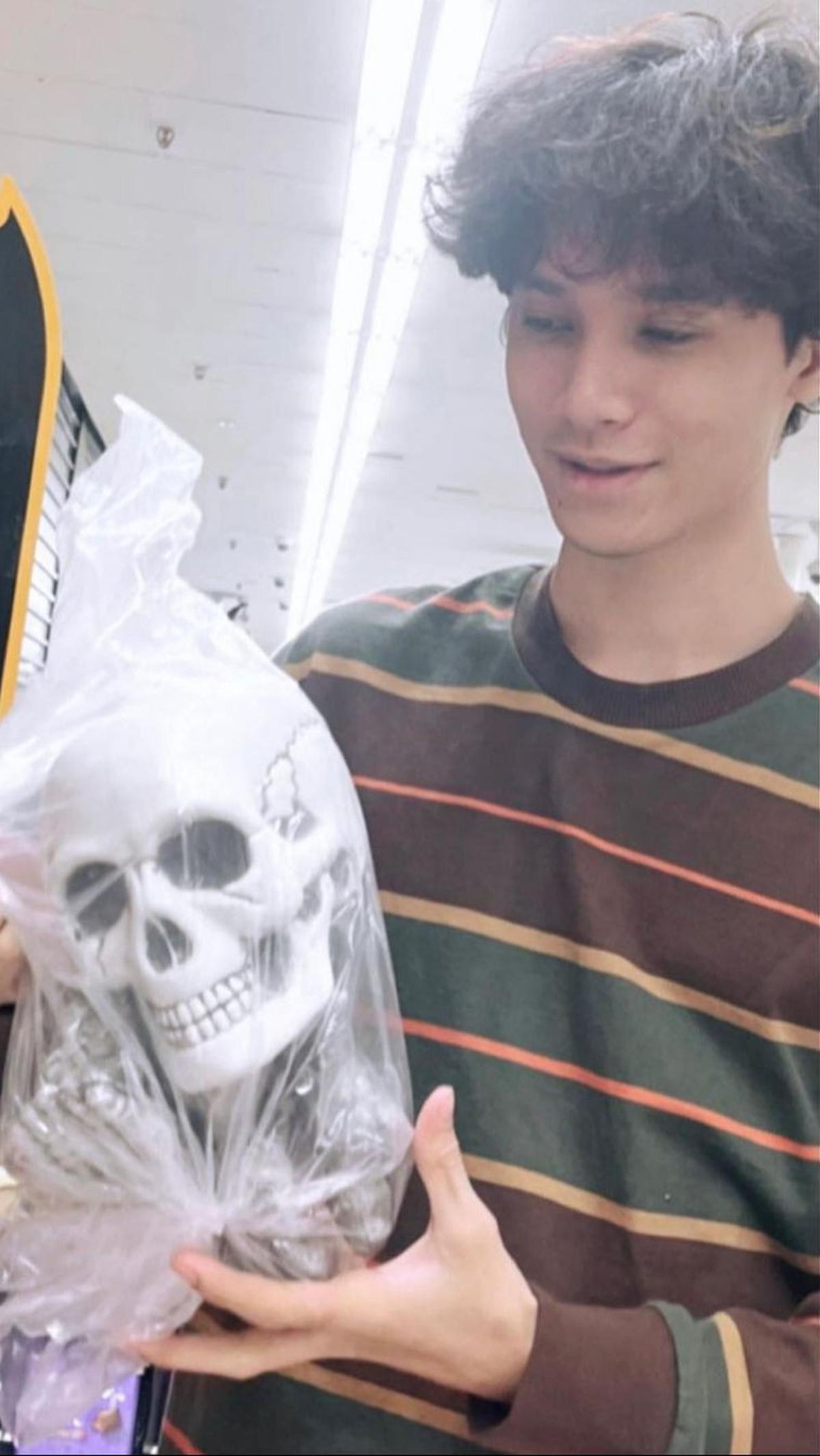Tak hanya postur tubuhnya, wajah Rizky juga sering mendapat pujian.