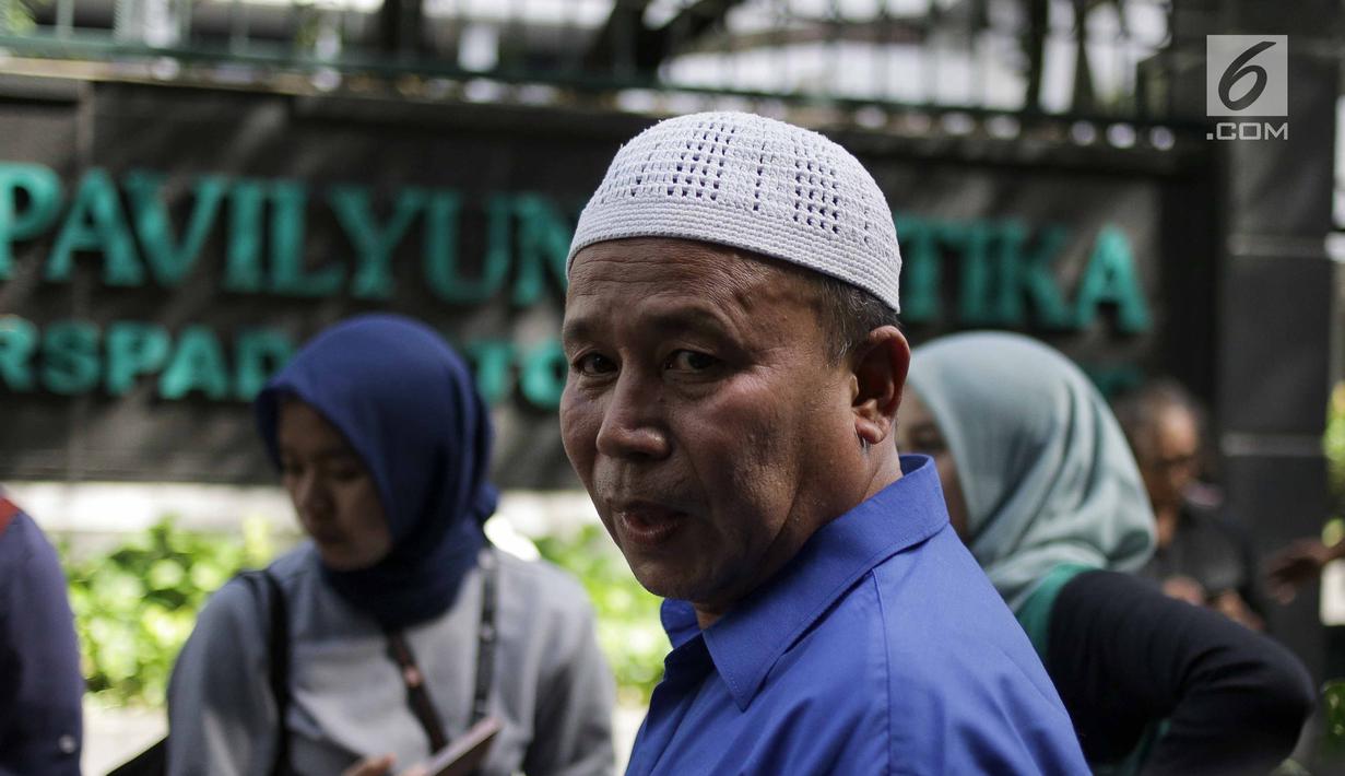 Maturidi, perwakilan keluarga Nyak Sandang, usai menemui awak media di RSPAD Gatot Subroto, Jakarta, Sabtu (31/3). Dari kontribusi Nyak Sandang dan warga Aceh lain, Indonesia akhirnya bisa membeli dua pesawat terbang pertama. (Liputan6.com/Faizal Fanani)
