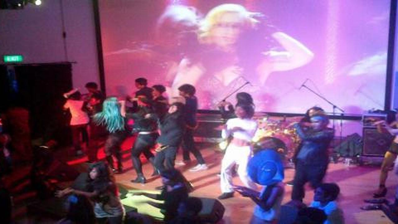 Little Monster beraksi bersama wayang dan kecak