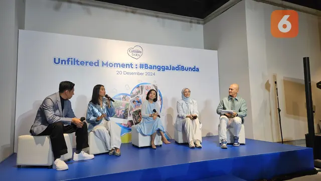 Hari Ibu 2024 merayakan peran ibu dalam keluarga. Alika Islamadina dan Raja Siregar berbagi kenangan indah bersama anak mereka, Zulu, dengan foto yang mengabadikan momen berharga penuh makna. (Foto: Aditya Eka Prawira/Liputan6.com)